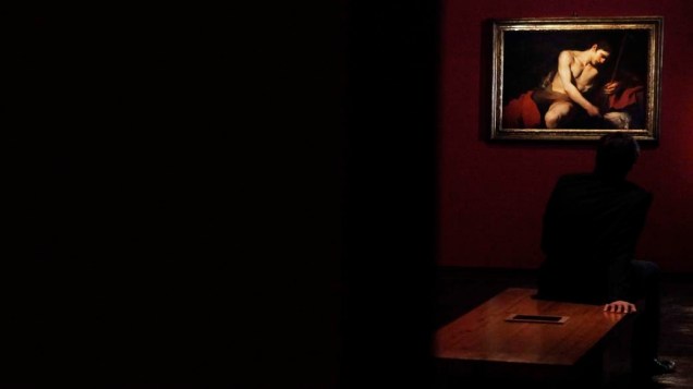 Visitante observa a exposição "Caravaggio e seus seguidores" no Masp em São Paulo