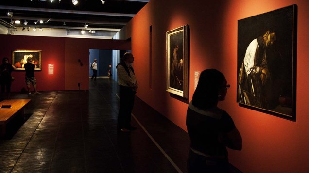 Visitantes observam a exposição "Caravaggio e seus seguidores" no Masp em São Paulo