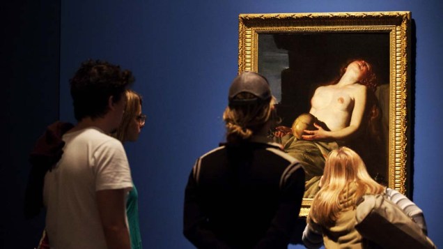 Visitantes observam a exposição "Caravaggio e seus seguidores" no Masp em São Paulo