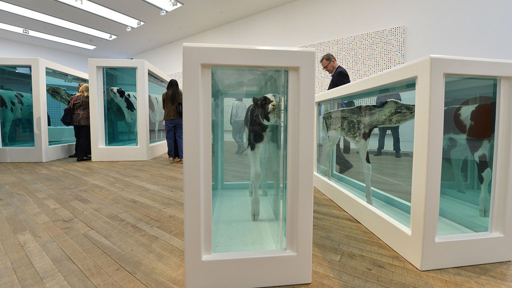 Visitantes próximos às obras de 'Mother and child divided' durante exposição de Damien Hirst na galeria de arte Tate Modern em Londres, Inglaterra