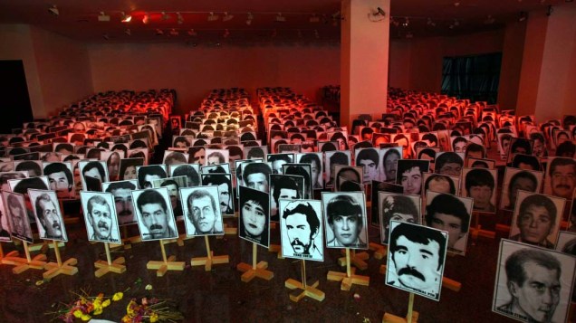 Em Ancara, exposição mostra os rostos das pessoas que morreram, desapareceram ou foram torturadas durante o golpe militar de 1980 na Turquia