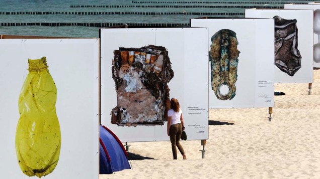 Fotografias do alemão Christian von Alvensleben na praia de Zingst, Alemanha. A<br>  exposição faz parte do Festival de Fotografia Ambiental