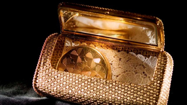 Bolsa de noite em trama de cesta de ouro amarelo com chifre de 1960, e caixa para pó de arroz redonda de ouro Cartier de 1940