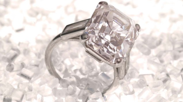 Anel de noivado ornado com diamante “tamanho esmeralda”, e armação de platina realçada por dois diamantes baguetes