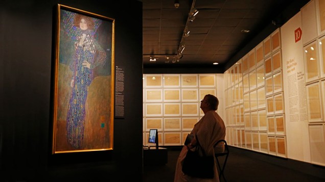 Mulher observa o "Retrato de Emilie Floege" pelo artista austríaco Gustav Klimt no Museu Wien, em Viena, Áustria