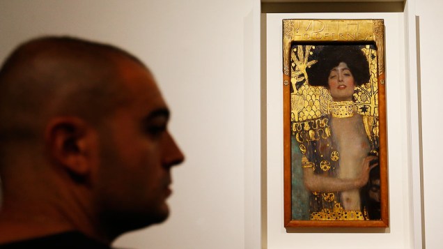 Homem olha para a obra "Judith" do artista austríaco Gustav Klimt no Palácio Belvedere em Viena, Áustria