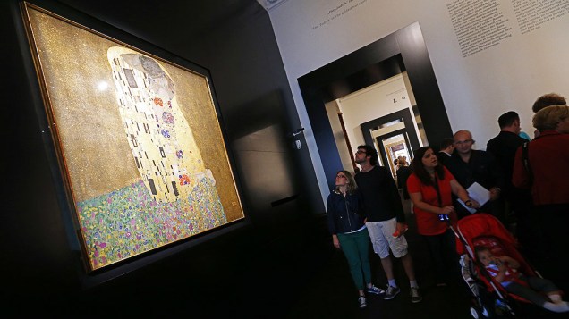 Público olha pintura "O Beijo" , uma das obras mais conhecidas do artista austríaco Gustav Klimt exposta no Palácio Belvedere em Viena, Áustria
