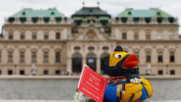 Brinquedo que representa uma efígie de pato do artista austríaco Gustav Klimt, em frente ao Palácio Belvedere em Viena, Áustria