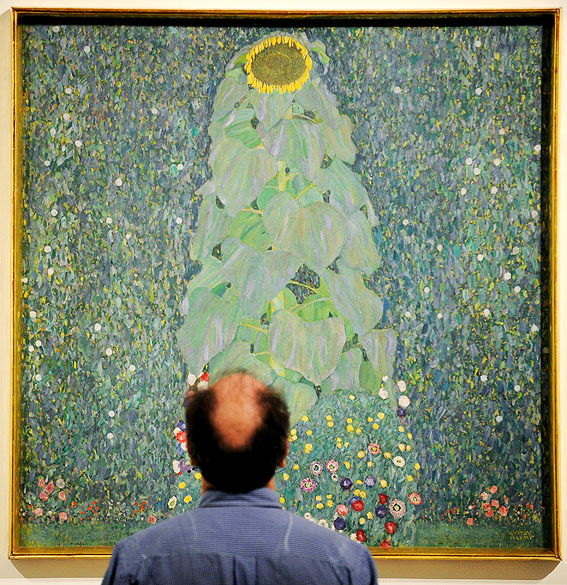 Visitante olha para obra "O Girassol" (Sonnenblume) do artista austríaco Gustav Klimt em exposição no Palácio Belvedere em Viena, Áustria