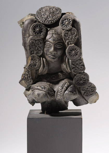 Busto de figura feminina, aparentemente deusa-mãe, na exposição sobre a Índia no CCBB, em São Paulo
