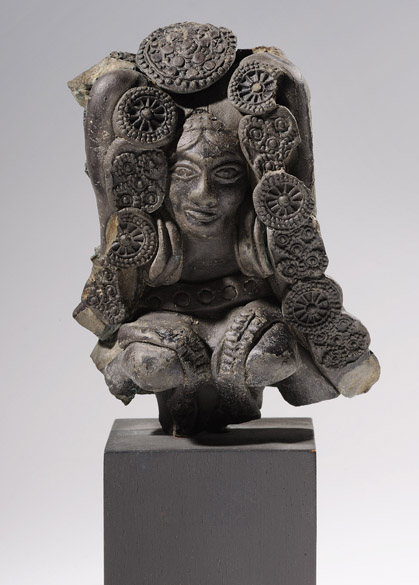Busto de figura feminina, aparentemente deusa-mãe, na exposição sobre a Índia no CCBB, em São Paulo