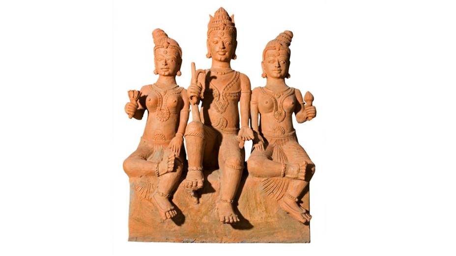 Relicário com três figuras votivas Terracota , na exposição sobre a Índia no CCBB, em São Paulo<br>