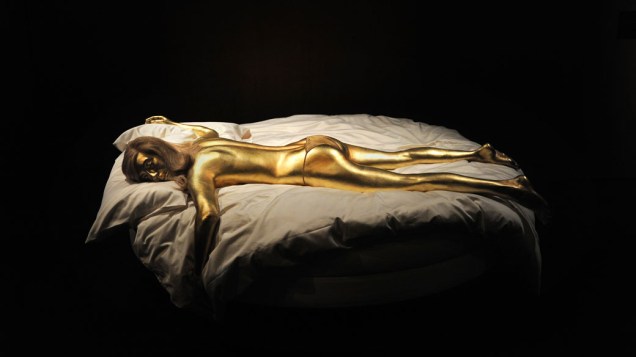 Modelo pintada de ouro na exposição em comemoração aos 50 anos do personagem James Bond, em Londres