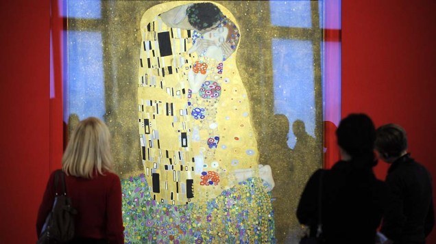 Em 2012 será o aniversário de 150 anos do nascimento do pintor Gustav Klimt, pessoas observam o quadro “O Beijo” do pintor em Viena, Áustria
