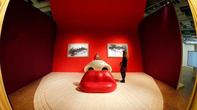 Visitante na exposição de Salvador Dali no Centro Pompidou, em Paris