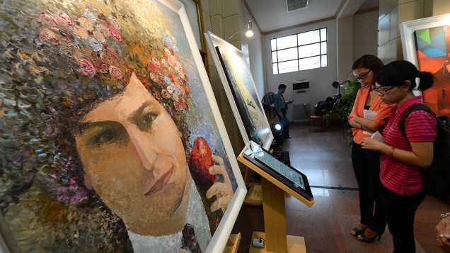 Exposição de artistas em Hanoi, no Vietnã, intitulada "Pense Diferente" homenageia Steve Jobs, fundador da Apple, que morreu há um ano