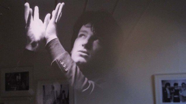 Foto integrante da exposição retrata o vocalista Bono com 18 anos