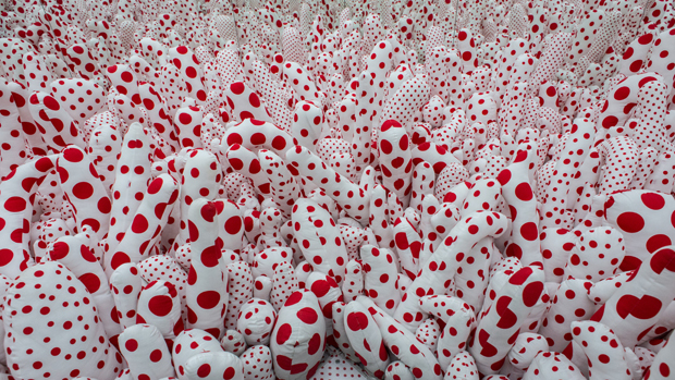 Instalação da artista japonesa Yayoi Kusama, em exposição no Rio de Janeiro