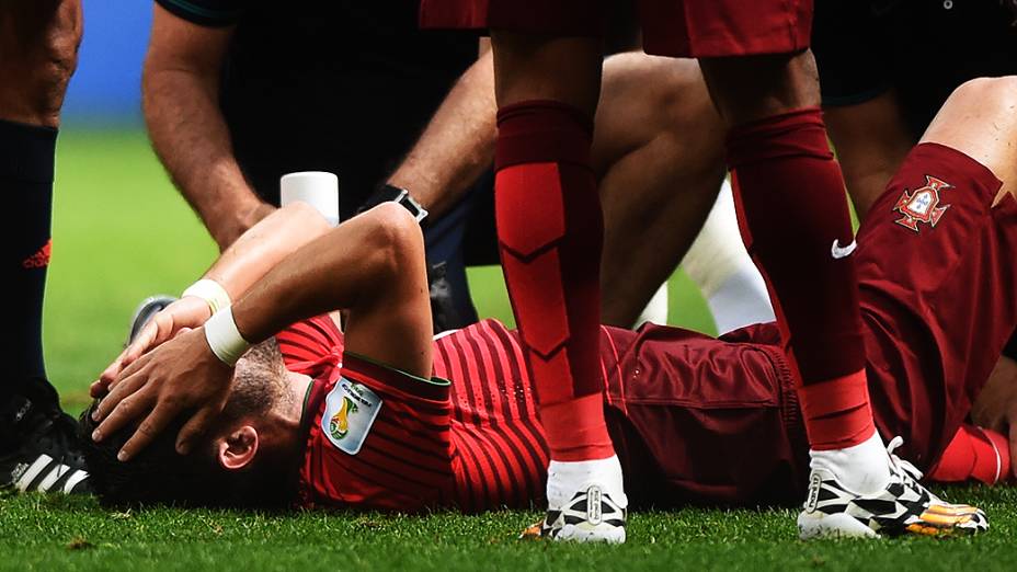 Jogador de Portugal sente dores na perna após sofrer falta no jogo contra Gana, em Brasília