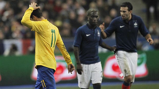 Expulso aos 38 minutos do primeiro tempo, Hernanes deixa o campo cabisbaixo