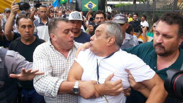 Confundido com petista, manifestante pró-direita é expulso da concentração da Marcha da Família na Praça da República, São Paulo