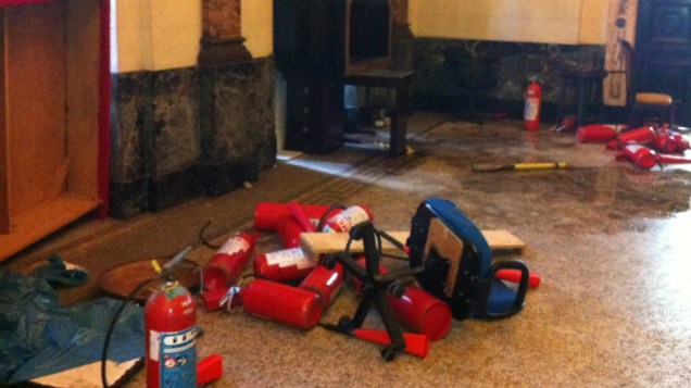 Extintores de incêndio usados por policiais quando manifestantes invadiram a Alerj