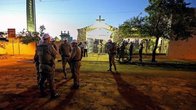 Policiais se concentram em frente ao cemitério em São Borja onde o corpo de Jango será exumado