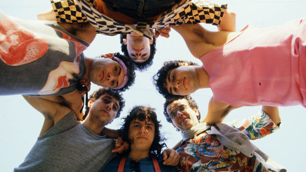 Ezequiel Neves, à direita, de roupa estampada, e os integrantes do Barão Vermelho, em foto de 1984. Fernando Pimentel/Dedoc.