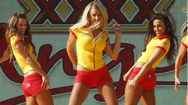 As animadoras de torcida Golden Angels dançam após vitória de Button no Prêmio da Austrália