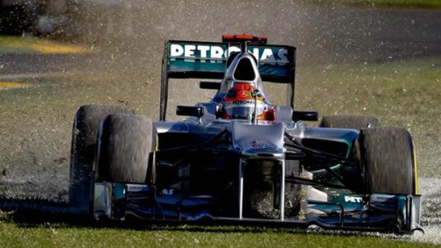 O piloto Michael Schumacher, da Mercedes, sai da pista durante o Prêmio da Austrália