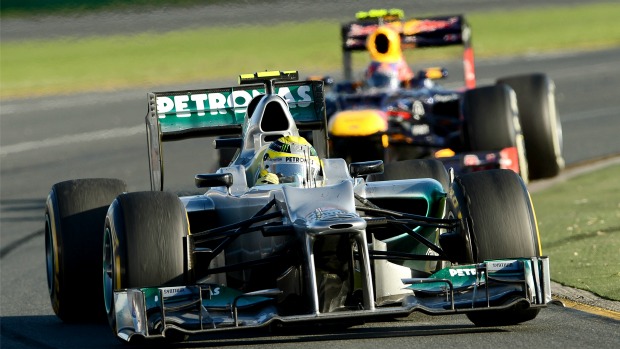 Nico Rosberg, da Mercedes, à frente do piloto Mark Webber, da Red Bull-Renault