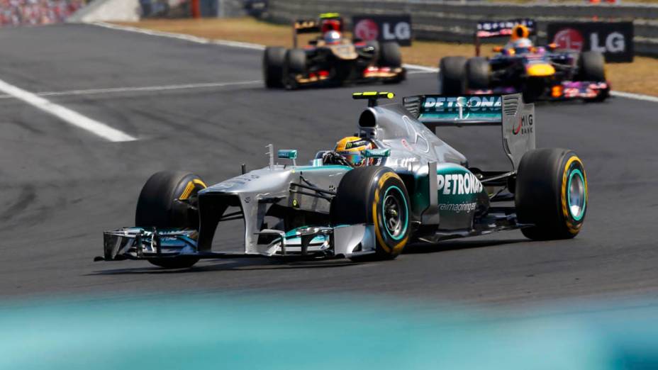 Lewis Hamilton lidera o Grande Prêmio da Hungria, em 28/07/2013