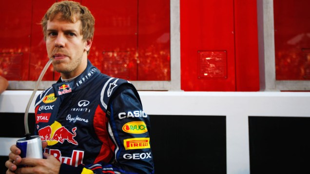 Sebastian Vettel, da Red Bull Racing, durante o GP de Abu Dhabi. O campeão da temporada abandonou a corrida após um pneu furado