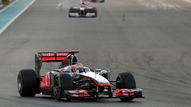 Lewis Hamilton, da McLaren, lidera o GP de Abu Dhabi
