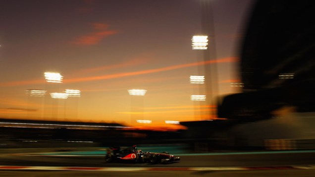 O britânico Lewis Hamilton, da McLaren, lidera o GP de Abu Dhabi, após Sebastian Vettel abandonar a corrida