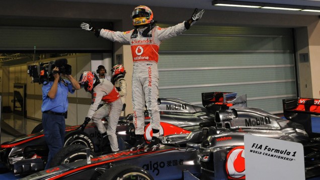 Lewis Hamilton, da McLaren, comemora vitória no GP de Abu Dhabi