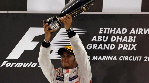 Lewis Hamilton, da McLaren, comemora vitória no GP de Abu Dhabi