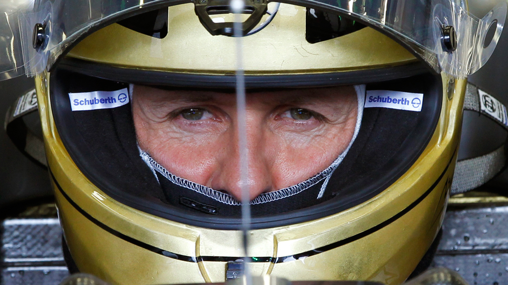 O alemão Michael Schumacher prepara-se para o treino classificatório, no GP da Bélgica. Para comemorar os seus 20 anos de F1, o piloto usou um capacete folheado a ouro