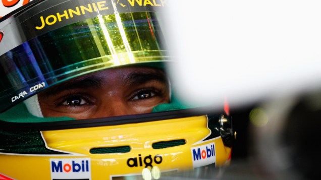 Com capacete personalizado em homenagem a Ayrton Senna, Lewis Hamilton, da McLaren, se prepara para sessão de treinos para o GP do Brasil - 26/11/2011