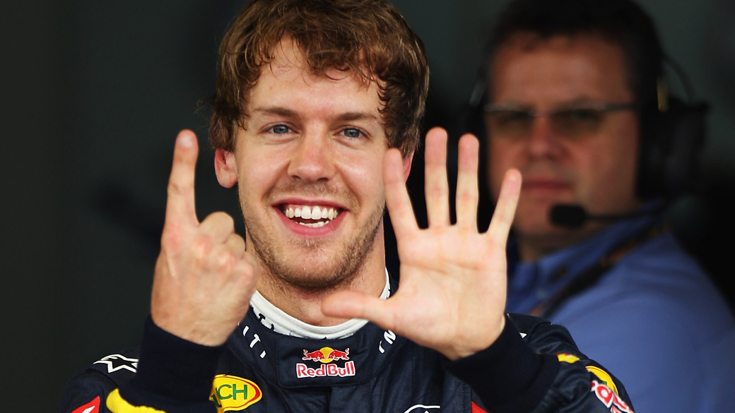 Sebastian Vettel comemora sua 15ª pole position durante o GP do Brasil - 26/11/2011
