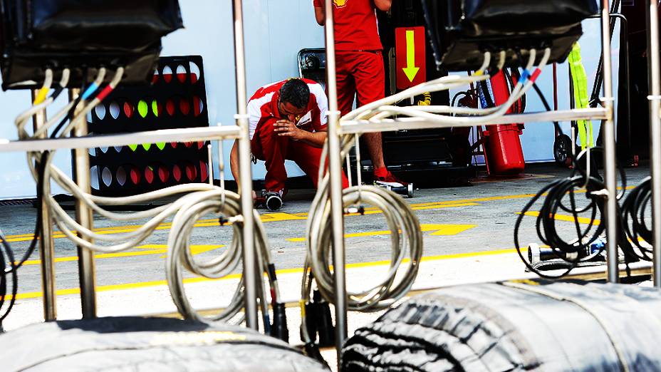 Movimentação no box da Ferrari no circuito de Interlagos, em São Paulo