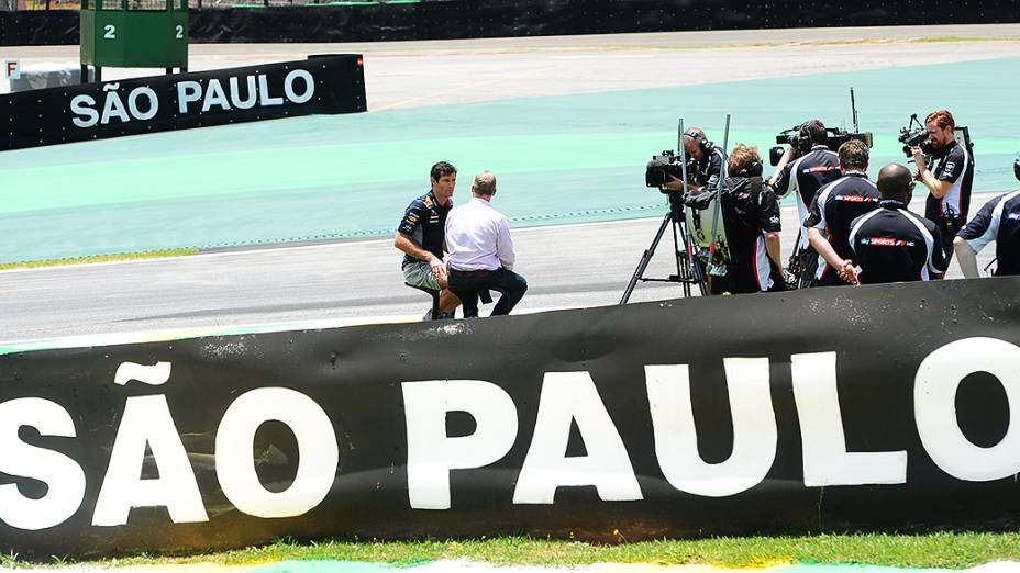 Mark Webber dá entrevista no circuito de Interlagos, em São Paulo