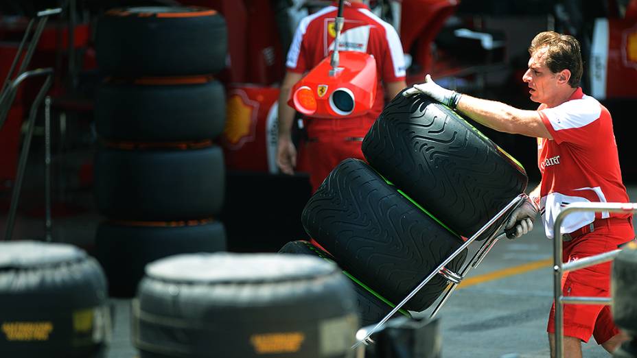 Movimentação no box da Ferrari no circuito de Interlagos, em São Paulo