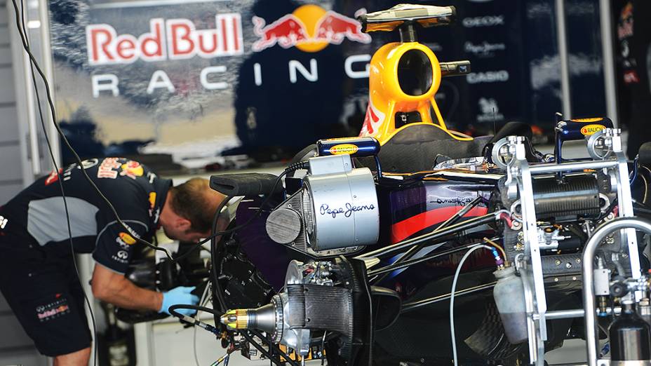 Movimentação no box da Red Bull no circuito de Interlagos, em São Paulo