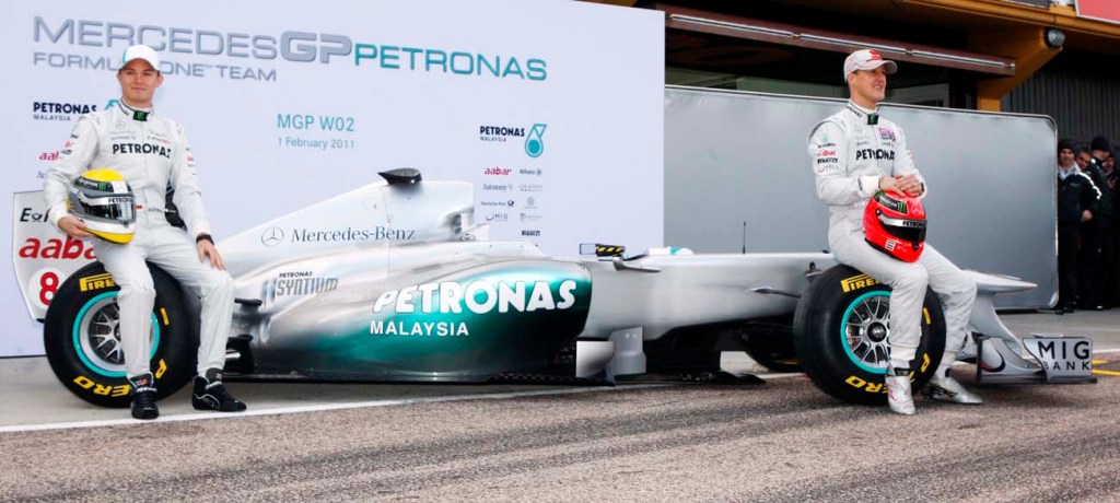 Apresentação do novo carro de fórmula 1 da Mercedes. Na foto, os pilotos Nico Rosberg e Schumacher ao lado do MGP W02