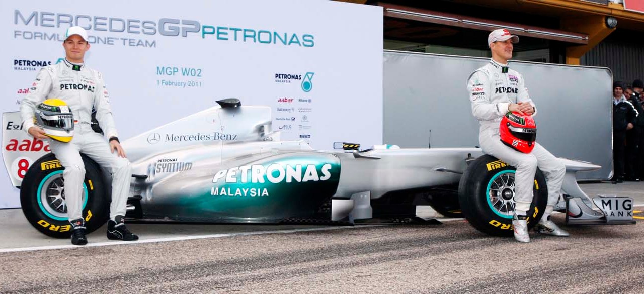 Apresentação do novo carro de fórmula 1 da Mercedes. Na foto, os pilotos Nico Rosberg e Schumacher ao lado do MGP W02
