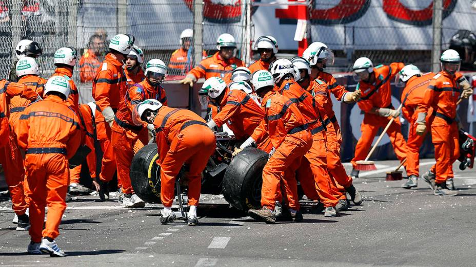 Seguranças removendo o carro destruído da Williams do piloto Maldonado, da Venezuela, após um acidente, durante o GP de Mônaco
