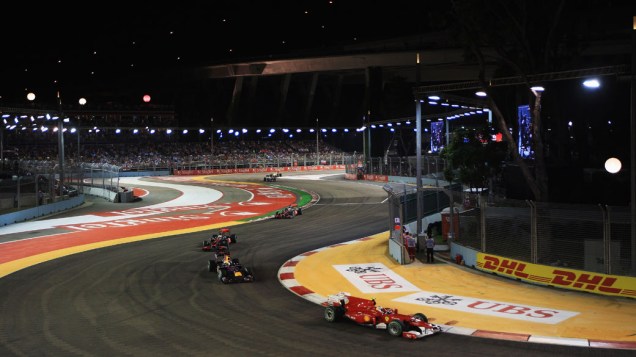 A Ferrari de Fernando Alonso liderou o GP de Cingapura desde o início, mas foi pressionado até o fim pelo segundo colocado, Sebastian Vettel