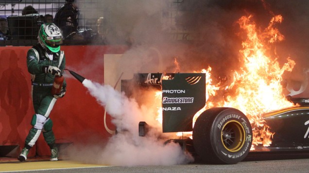 Com falhas na segurança do GP, o incêndio na Lotus do finlandês Heikki Kovalainen teve que ser apagado pelo próprio piloto