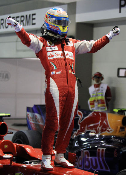 Faltando apenas quatro etapas para a fase final do campeonato, o espanhol Fernando Alonso comemora a vitória no GP de Cingapura